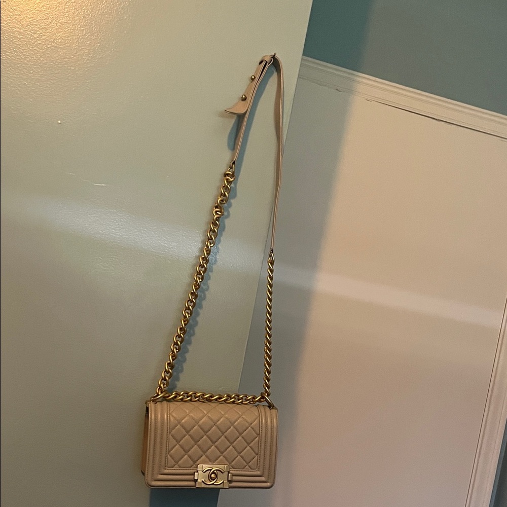 CHANEL Beige Quilted Crossbody Bag with Gold Chain - Picture 10 of 16